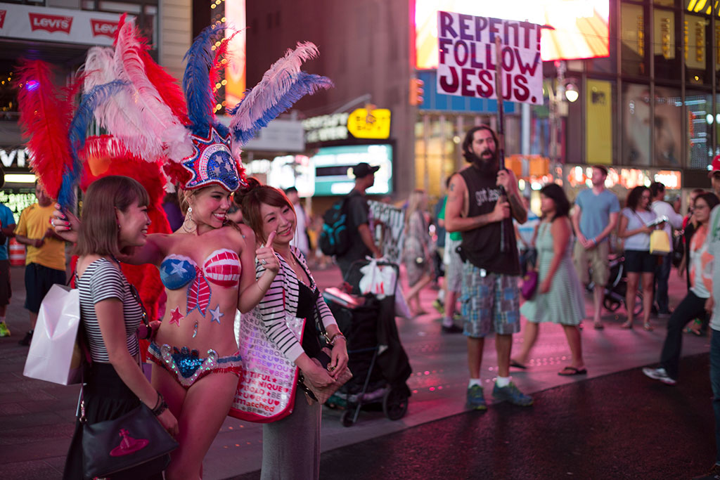 03-boobs-vs-jesus © Edouard Chemin