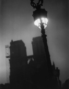 PIERRE JAHAN PARIS CHANTE SA NUIT 06 NOTRE DAME 1945© Pierre Jahan. Courtesy galerie michèle chomette, Paris-2