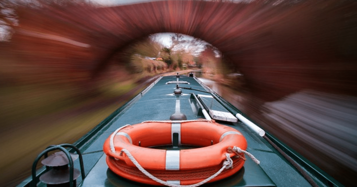 photo péniche et une roue de sauvetage Péniche avec une roue de sauvetage