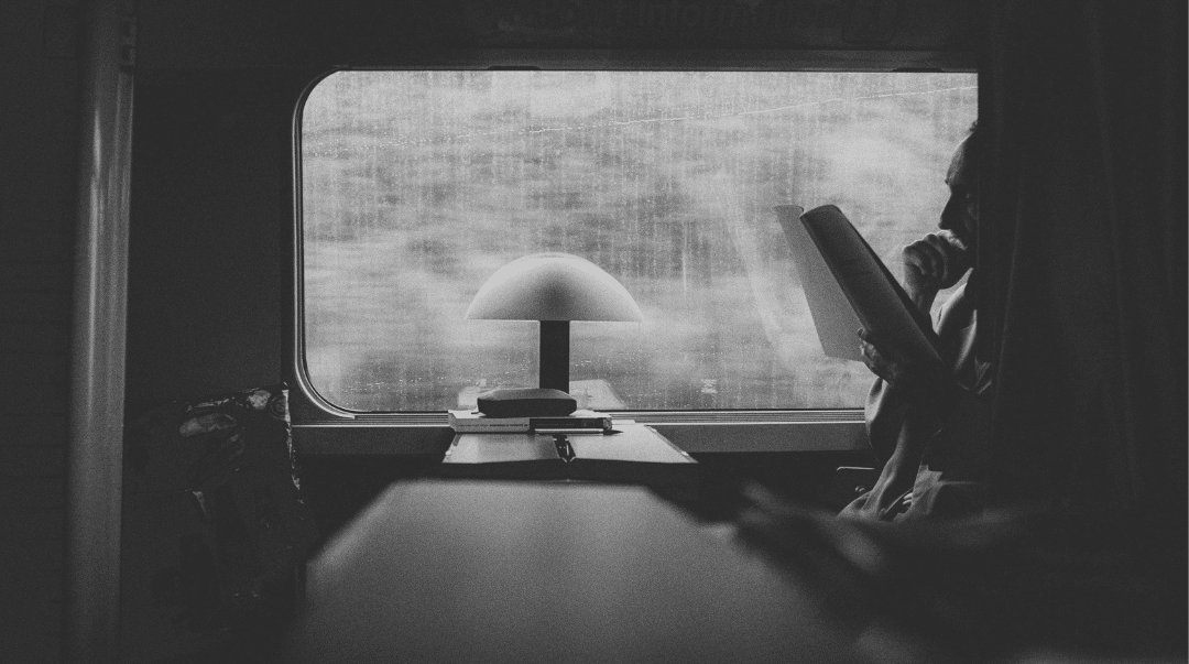photo homme FB un homme lit dans le train