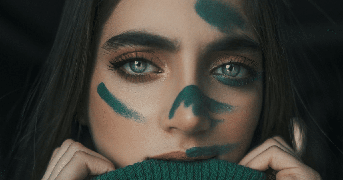 Portrait de femme aux yeux verts