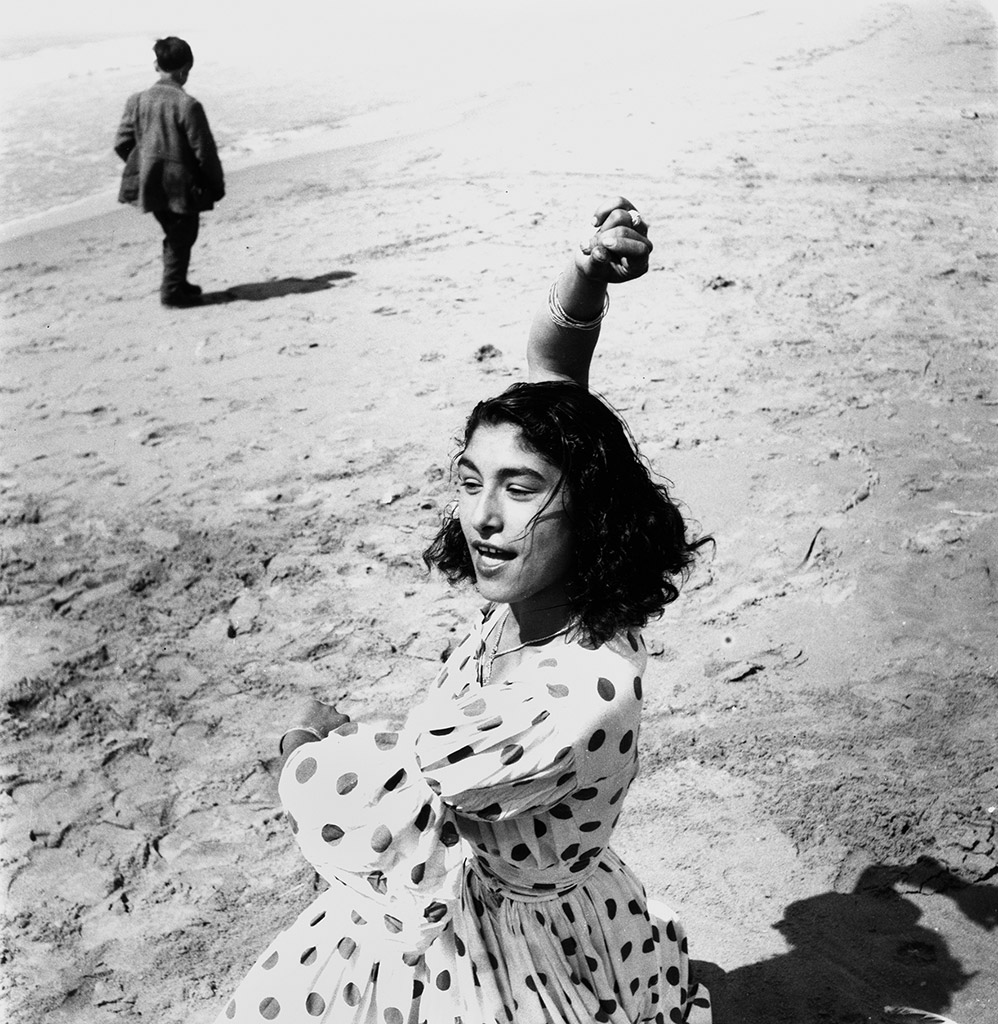 draga-en-robe-©Atelier-Lucien-Clergue